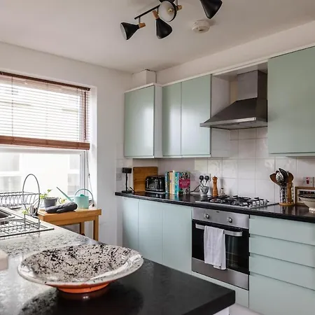 Ashfield Mews - Spacious & Stylish 2-bedroom Flat Close To Centre *