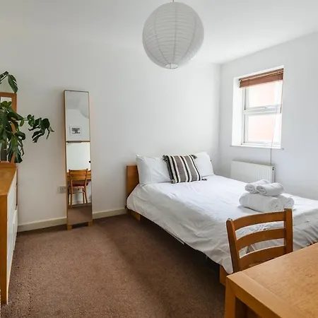 Ashfield Mews - Spacious & Stylish 2-bedroom Flat Close To Centre *