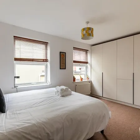 Ashfield Mews - Spacious & Stylish 2-bedroom Flat Close To Centre Apartment *