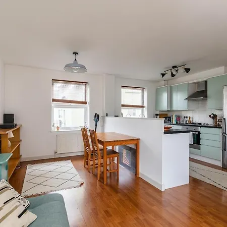 Ashfield Mews - Spacious & Stylish 2-bedroom Flat Close To Centre
