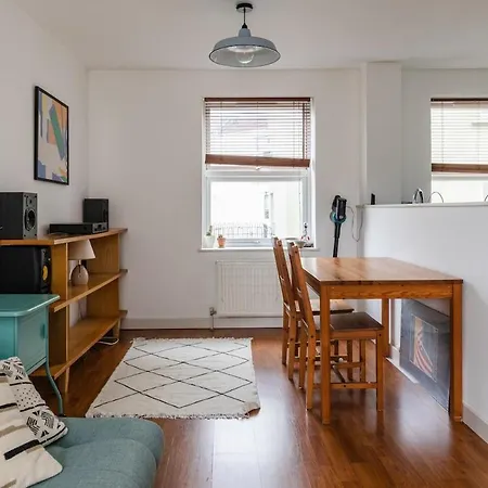 Ashfield Mews - Spacious & Stylish 2-bedroom Flat Close To Centre *