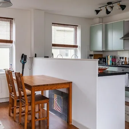 Ashfield Mews - Spacious & Stylish 2-bedroom Flat Close To Centre Apartment Bristol