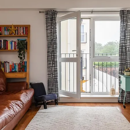 Ashfield Mews - Spacious & Stylish 2-bedroom Flat Close To Centre Apartment Bristol