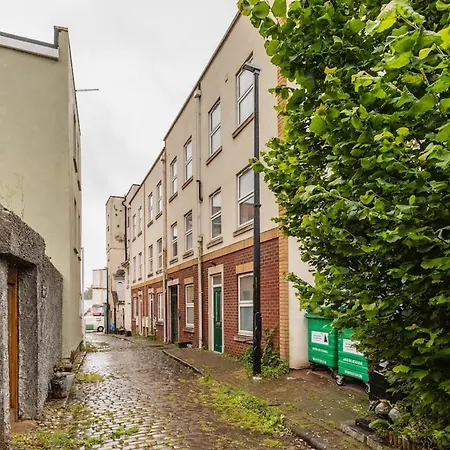 Ashfield Mews - Spacious & Stylish 2-bedroom Flat Close To Centre